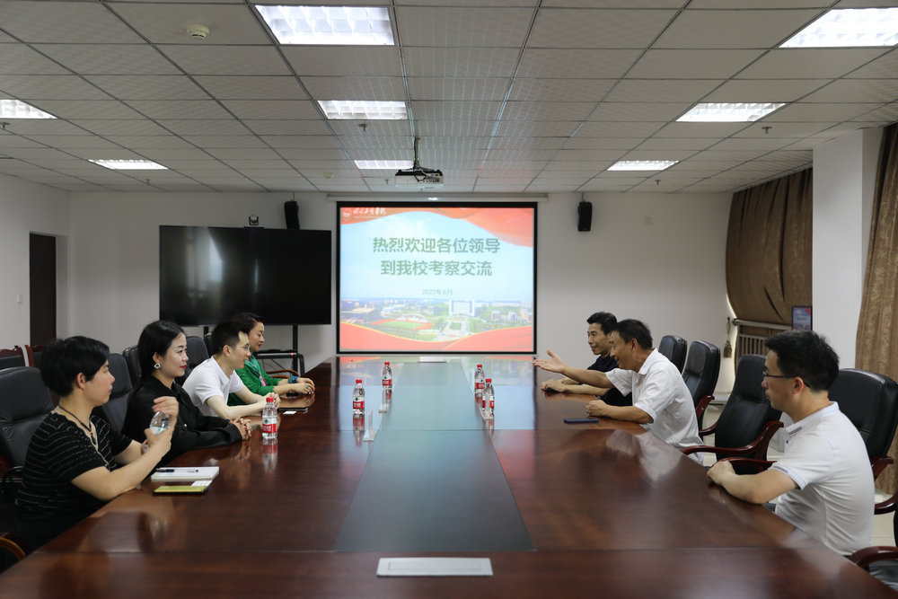 九三学社四川省直自我教育研究院（筹）负责人周和平一行来四川经济专修学院洽谈合作
